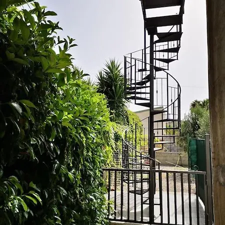 Casa Alex * Кампофеличе-ди-Роччелла